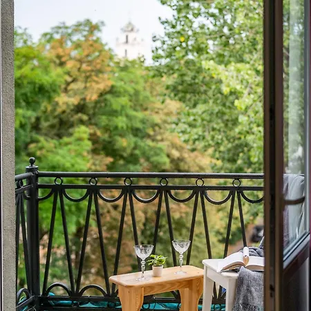 Vokieciu St With Balcony I In The Center Of It I Cohost Вильнюс