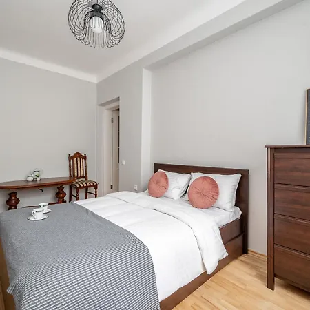 Vokieciu St With Balcony I In The Center Of It I Cohost Апартаменты Вильнюс