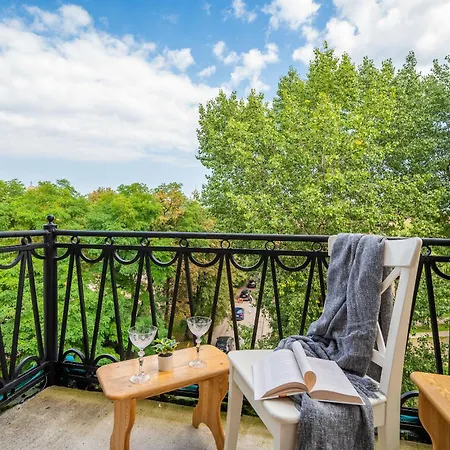 Vokieciu St With Balcony I In The Center Of It I Cohost *