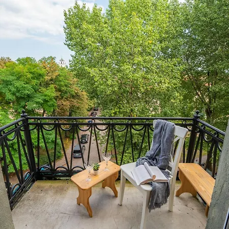 Vokieciu St With Balcony I In The Center Of It I Cohost *