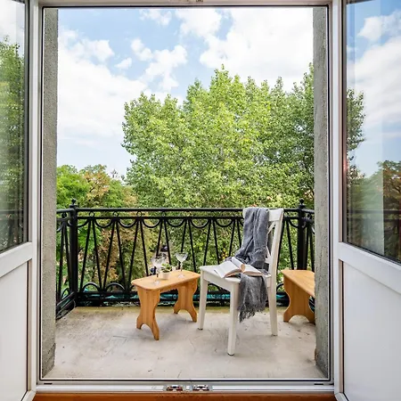 Vokieciu St With Balcony I In The Center Of It I Cohost