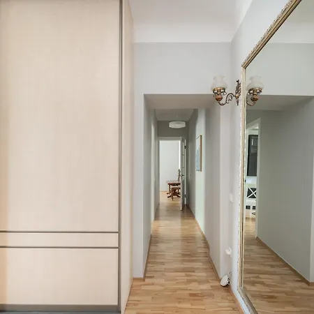 Vokieciu St With Balcony I In The Center Of It I Cohost Apartment Wilna