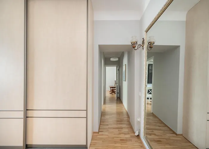 Vokieciu St With Balcony I In The Center Of It I Cohost Apartament Wilno